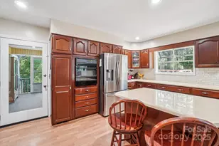 710 Heatherwood Dr, Hendersonville, NC 28792 - Photo 3