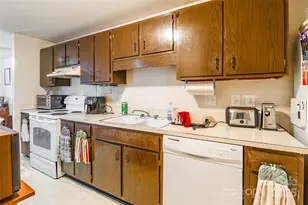 833 Farmhurst Dr, Charlotte, NC 28217 - Photo 9