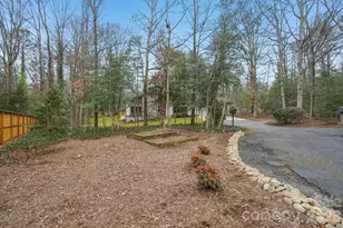 19 Hickory Ct Ln, Hendersonville, NC 28792 - Photo 5