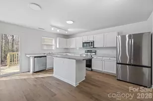 8618 Herons Pond Ct, Charlotte, NC 28215 - Photo 5