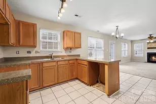 8725 Holly Creek Ct, Charlotte, NC 28216 - Photo 9