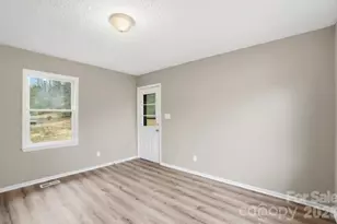 5326 Dolphin Ln, Charlotte, NC 28215 - Photo 15