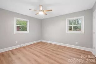 5326 Dolphin Ln, Charlotte, NC 28215 - Photo 13