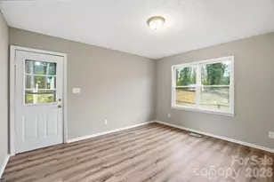 5326 Dolphin Ln, Charlotte, NC 28215 - Photo 9