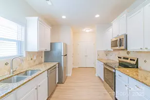 2009 Amos Oaks Ln, Charlotte, NC 28215 - Photo 3