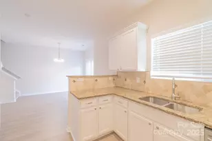 2009 Amos Oaks Ln, Charlotte, NC 28215 - Photo 7