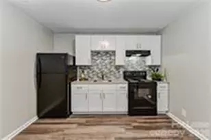 300 Hoskins Mill Ln, Charlotte, NC 28208 - Photo 5