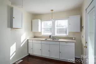 329 W Main St, Lincolnton, NC 28092 - Photo 9