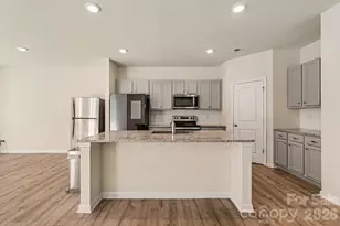 7125 Maple Run Cir, Charlotte, NC 28215 - Photo 5