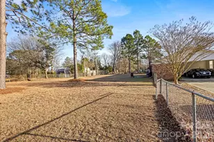 1904 Dixon Ln, Camden, SC 29029 - Photo 5