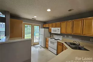 10035 University Park Ln, Charlotte, NC 28213 - Photo 9