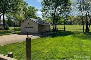 1616 Oak Trail Ln, Charlotte, NC 28216 - Photo 5