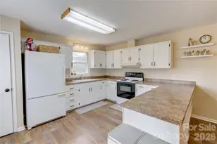 216 Castleton Ln, Hendersonville, NC 28791 - Photo 7