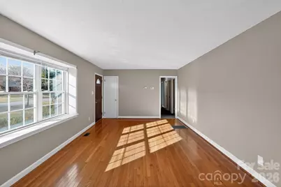 212 N Pine Lake Drive, Spartanburg, SC 29301 - Photo 9