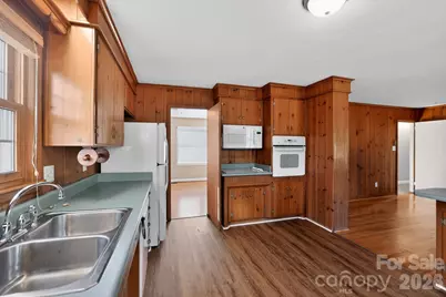 212 N Pine Lake Drive, Spartanburg, SC 29301 - Photo 17