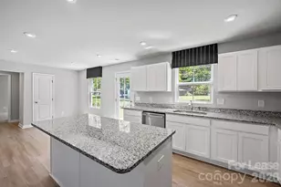 8040 Mulberry Gln Ln, Charlotte, NC 28215 - Photo 5