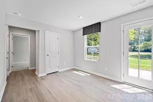 8040 Mulberry Gln Ln, Charlotte, NC 28215 - Photo 7