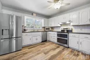 1577 Woodcroft Dr, Fort Mill, SC 29708 - Photo 9