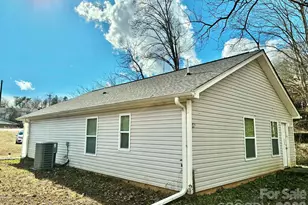 1096 12th Ave NW, Hickory, NC 28601 - Photo 3