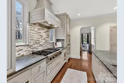 1126 Queens Road W, Charlotte, NC 28207 - Photo 9