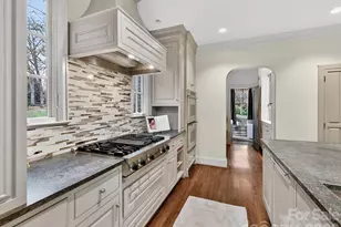 1126 Queens Rd W, Charlotte, NC 28207 - Photo 9