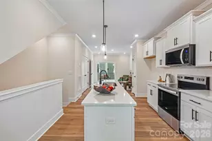806 Hammers Ln, Charlotte, NC 28205 - Photo 13