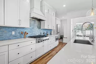 2852 Dorchester Pl, Charlotte, NC 28209 - Photo 3