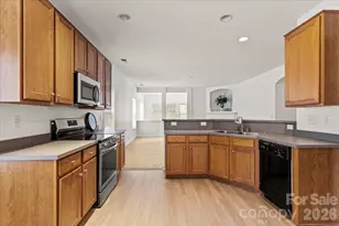 8227 4 Sisters Ln, Charlotte, NC 28215 - Photo 13