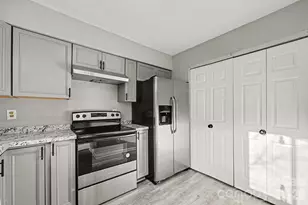 6134 Bent Tree Ct, Charlotte, NC 28212 - Photo 3