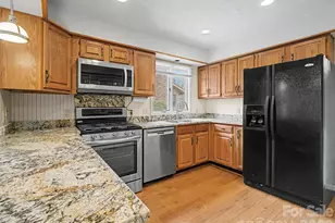 605 Red Oak Dr, Hendersonville, NC 28791 - Photo 9