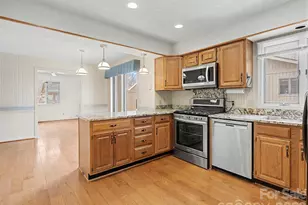 605 Red Oak Dr, Hendersonville, NC 28791 - Photo 9