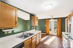 5620 Running Wood Ln, Charlotte, NC 28215 - Photo 17