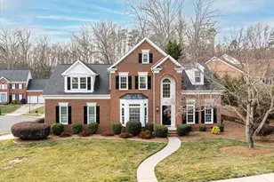 425 Clairview Ln, Matthews, NC 28105 - Photo 1