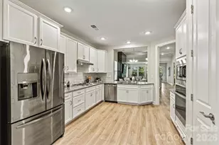 7315 Surprise Ct, Charlotte, NC 28215 - Photo 9