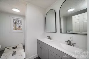 25 N Davis Ave, Newton, NC 28658 - Photo 35