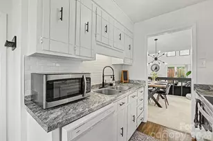 7911 Charter Oak Ln, Charlotte, NC 28226 - Photo 9