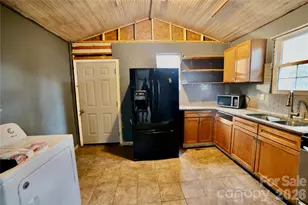 7633 Gwynne Hill Rd, Charlotte, NC 28215 - Photo 11