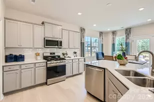 1009 Lookout Shls Dr, Fort Mill, SC 29715 - Photo 5