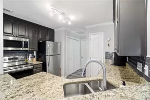 8729 Fox Chase Ln, Charlotte, NC 28269 - Photo 9