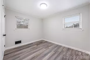 915 Crestmere St, Charlotte, NC 28208 - Photo 17