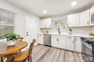 915 Crestmere St, Charlotte, NC 28208 - Photo 9