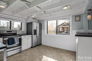 609 Edgewood Ave, Hendersonville, NC 28792 - Photo 9