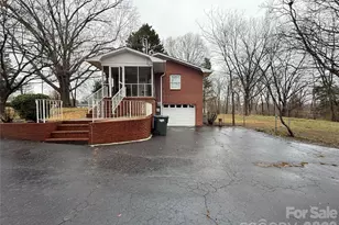 1235 27th Ave NE, Hickory, NC 28601 - Photo 3