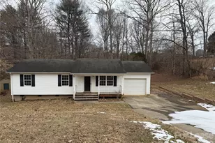 4154 Forest Point Dr, Hickory, NC 28602 - Photo 1