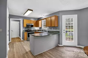 6107 Colchester Ln, Matthews, NC 28104 - Photo 5