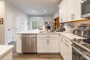 924 Broad River Ln, Charlotte, NC 28211 - Photo 9