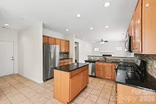 10525 Dominion Village Dr, Charlotte, NC 28269 - Photo 9