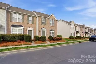 4723 Forestridge Commons Dr, Charlotte, NC 28269 - Photo 3