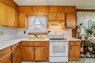 277 Powell St, Hendersonville, NC 28792 - Photo 9