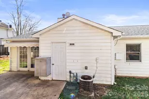 6041 Crape Myrtle Ln, Charlotte, NC 28216 - Photo 3